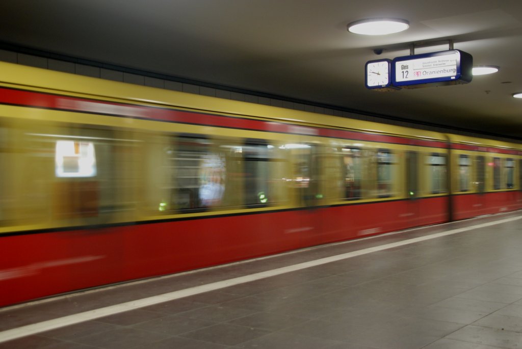 BERLIN, 06.12.2009, S1 nach Oranienburg bei der Ausfahrt aus dem S-Bahnhof Friedrichstraße (S-Bahn-Tunnel)