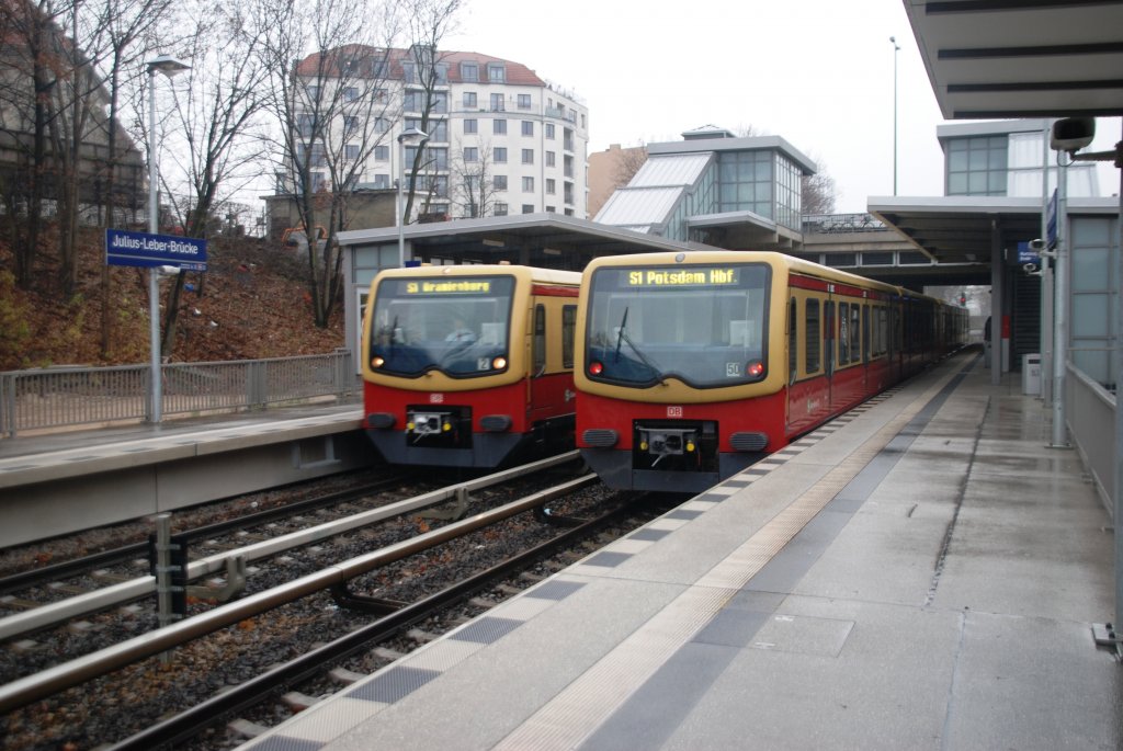BERLIN, 06.12.2009, S1 nach Oranienburg und S1 nach Potsdam Hbf im S-Bahnhof Julius-Leber-Brücke