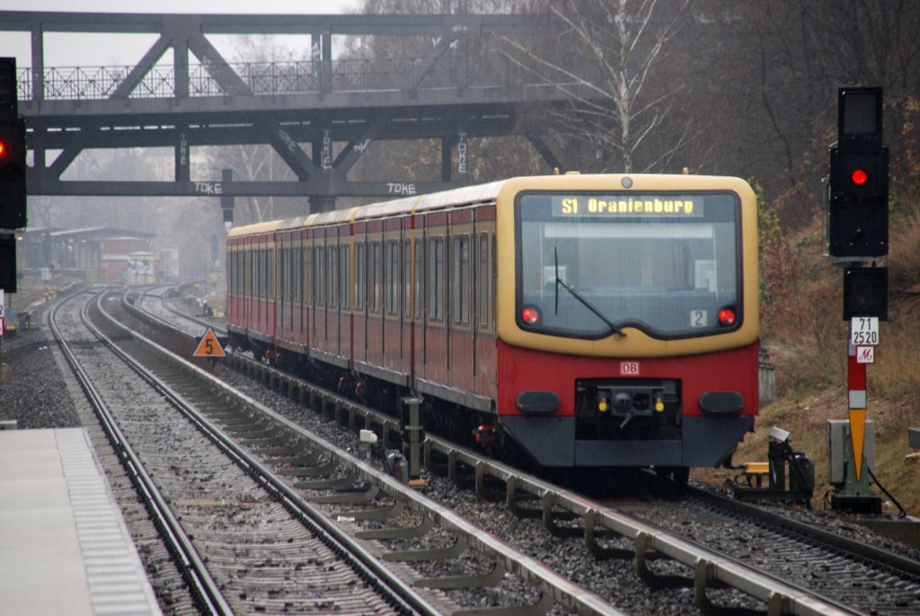 BERLIN, 06.12.2009, S1 nach Oranienburg bei der Ausfahrt aus dem S-Bahnhof Julius-Leber-Brücke. Im Hintergrund ist der S-Bahnhof Yorckstraße (Großgörschenstraße) zu sehen.