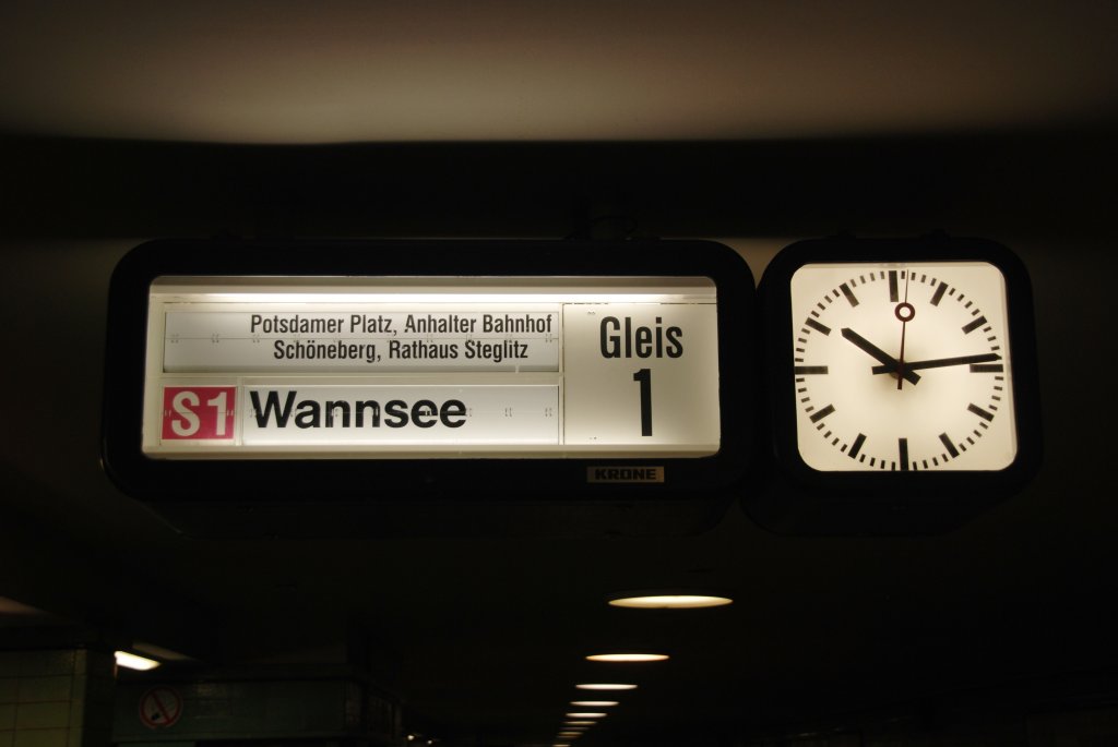 BERLIN, 06.12.2009, Zugzielanzeiger im S-Bahnhof Brandenburger Tor; dieser Bahnhof hieß bis August 2009  Unter den Linden 