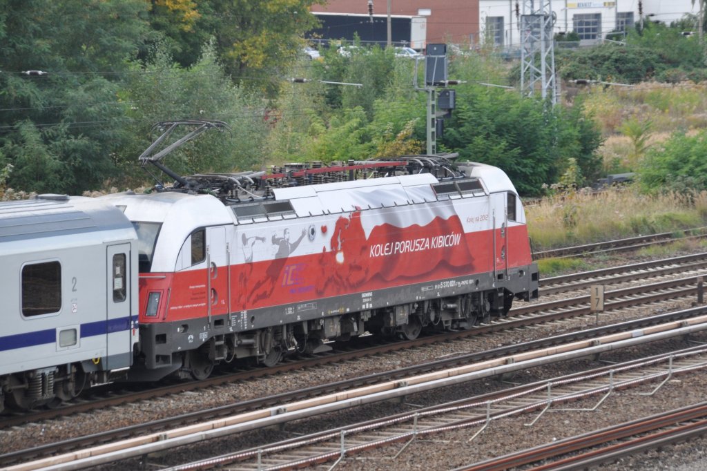 BERLIN, 07.10.2010, Siemens E-Lok ES64U4 als Lok 5 370 001 der polnischen Eisenbbahnhgesellschaft PKP (polnische Baureihe EU44) als Berlin-Warszawa-Express in Richtung Berlin Ostbahnhof, hier zwischen Ostkreuz und Warschauer Straße 