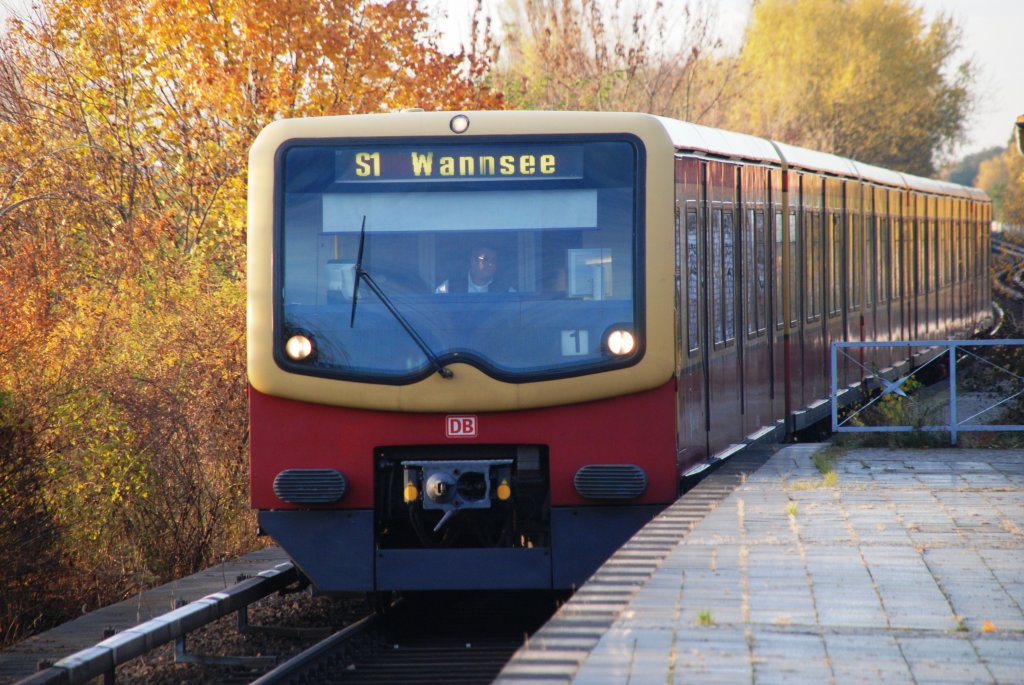 BERLIN, 07.11.2009, S1 nach Wannsee bei der Einfahrt in den S-Bahnhof Wilhelmsruh