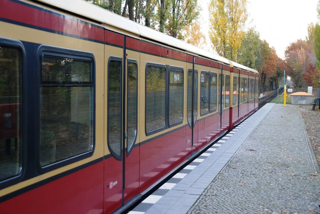 BERLIN, 07.11.2009, S25 nach Hennigsdorf im S-Bahnhof Eichborndamm