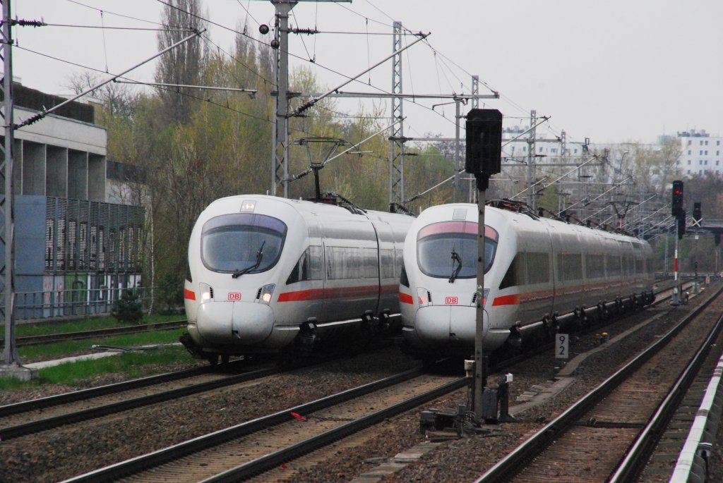 BERLIN, 13.04.2010, links ein ICE 3 auf der Ringbahn in Richtung Ostkreuz, rechts ein haltender ICE 3 in Richtung Gesundbrunnen nahe des S-Bahnhofs Landsberger Allee 

