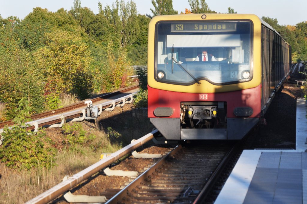 BERLIN, 13.10.2010, S3 nach Spandau bei der Einfahrt in den S-Bahnhof Olympiastadion

