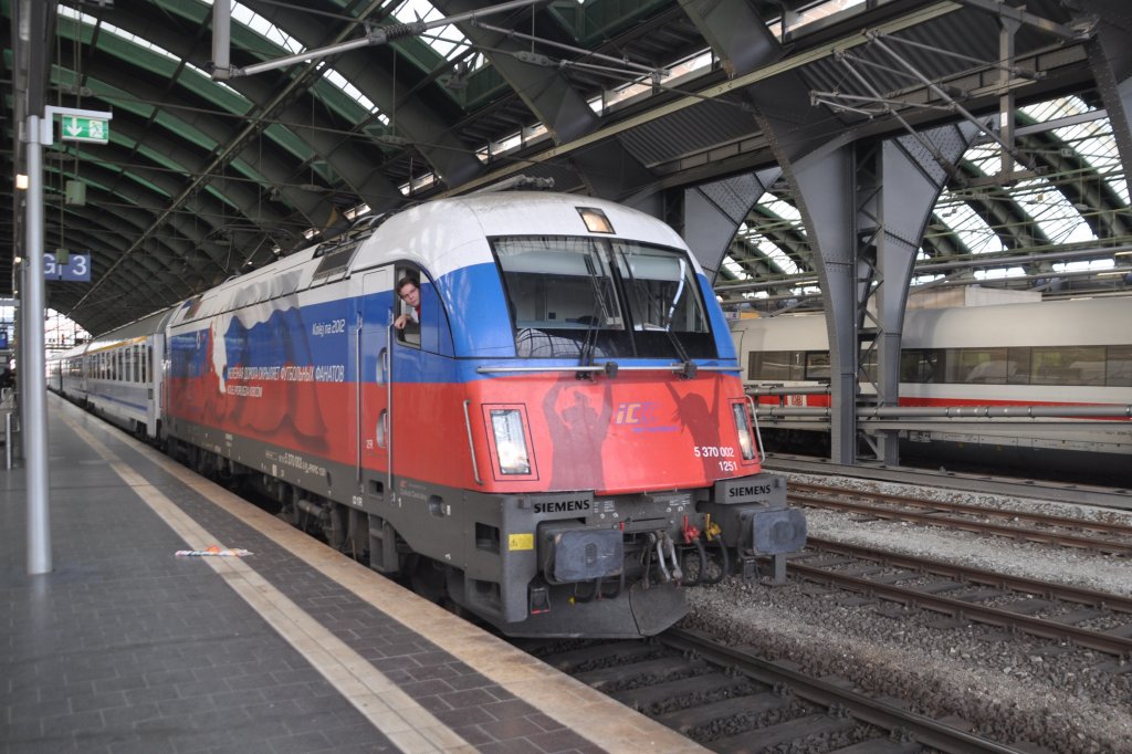 BERLIN, 13.10.2012, die polnische E-Lok 5 370 002 vor einem Berlin-Warszawa-Express wartet im Ostbahnhof auf die Ausfahrt