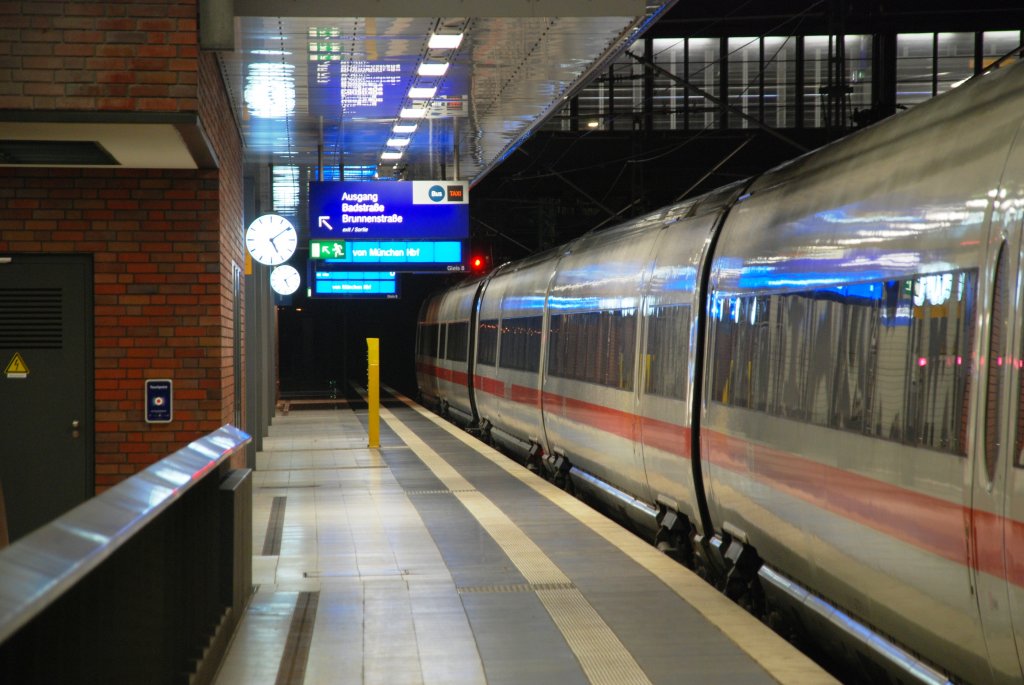 BERLIN, 13.11.2009, ICE 1617 nach Nürnberg Hbf (Abfahrt 17:44 Uhr) im Bahnhof Gesundbrunnen steht schon zur Abfahrt bereit und blockiert Gleis 8; alle anderen Züge für Gleis 8 müssen auf anderen Gleisen einfahren