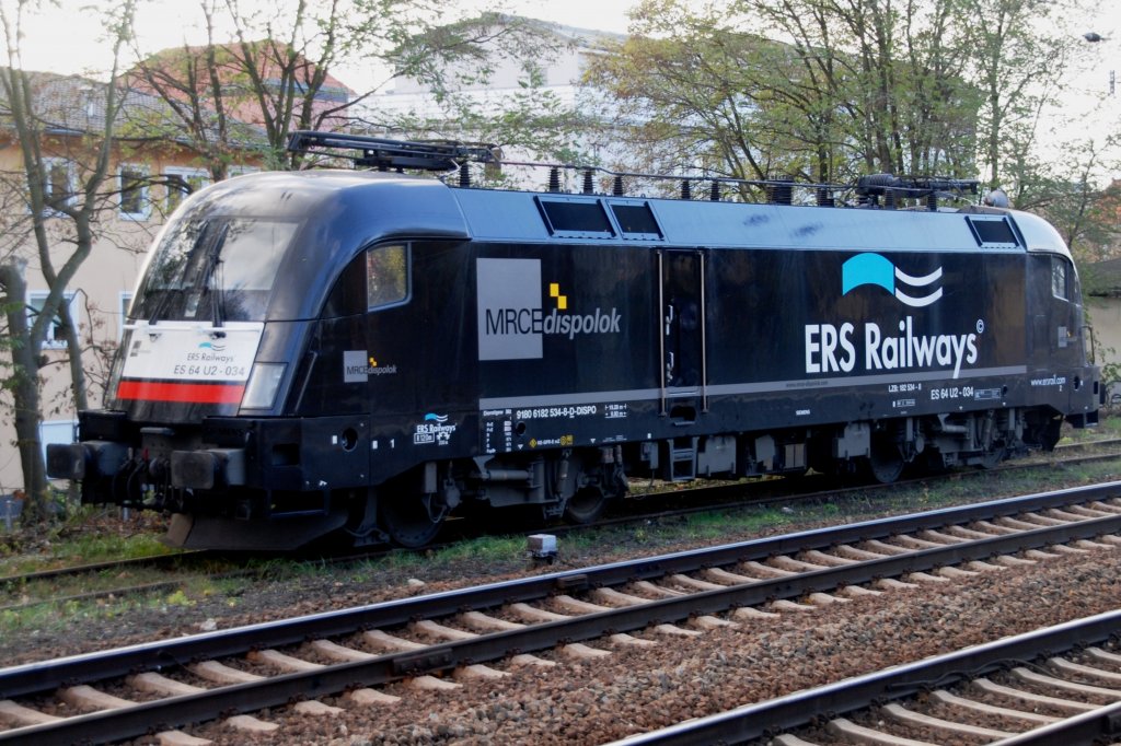 BERLIN, 15.11.2009, ES 64 U2-034 als MRCEdispolok für ERS Railways am S-Bahnhof Köpenick