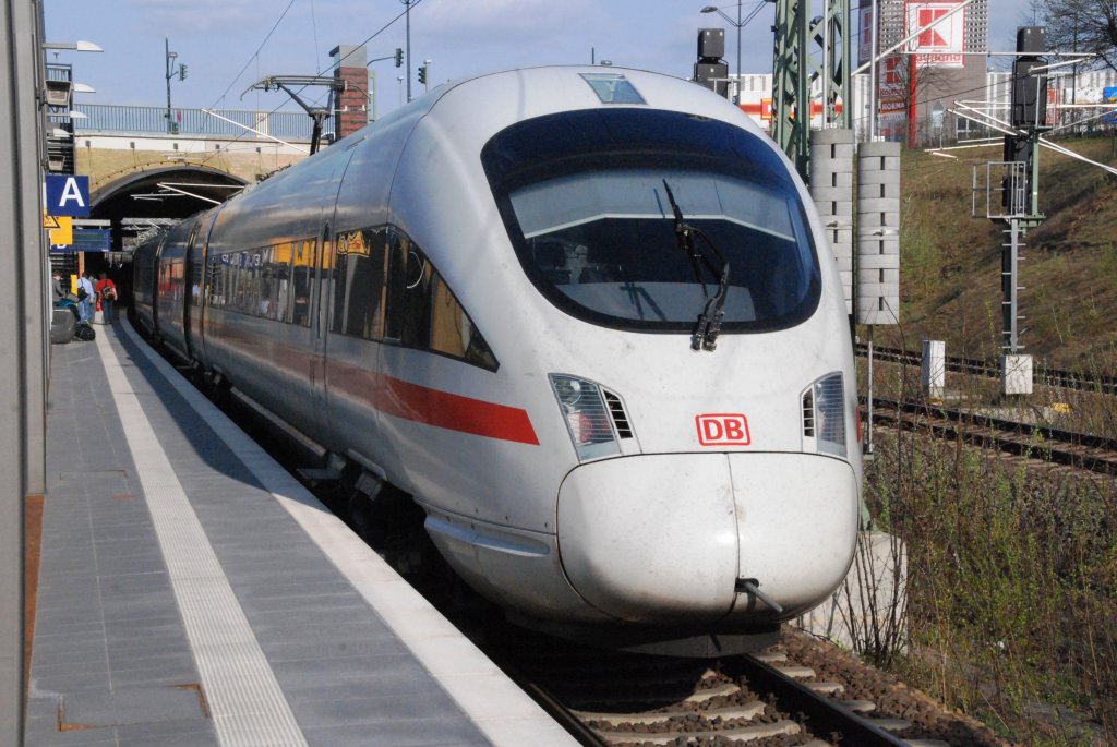 BERLIN, 16.04.2010, ICE 411 032-6 als ICE 1208 von München Hauptbahnhof im Bahnhof Gesundbrunnen 

