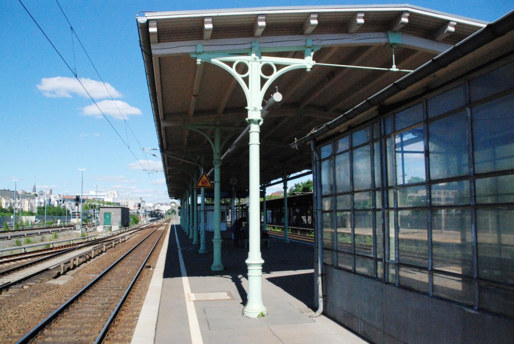 BERLIN, 16.06.2010, Bahnhof Charlottenburg, hinten links der gleichnamige S-Bahnhof


 
