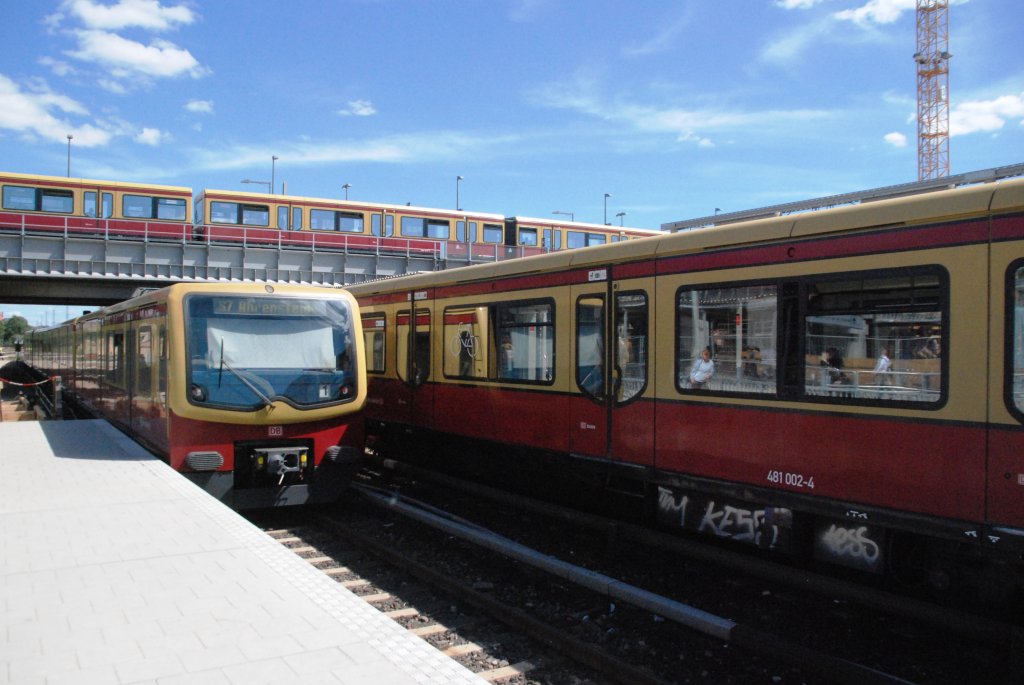 BERLIN, 16.06.2010, S-Bahnhof Ostkreuz; links S7 nach Ahrensfelde, rechts S3 nach Ostbahnhof, oben Ringbahn S41 nach Südkreuz