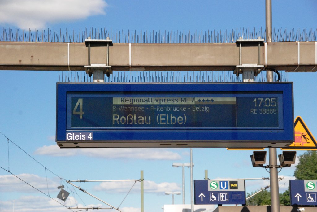 BERLIN, 16.06.2010, Zugzielanzeiger im Bahnhof Berlin-Charlottenburg



 
