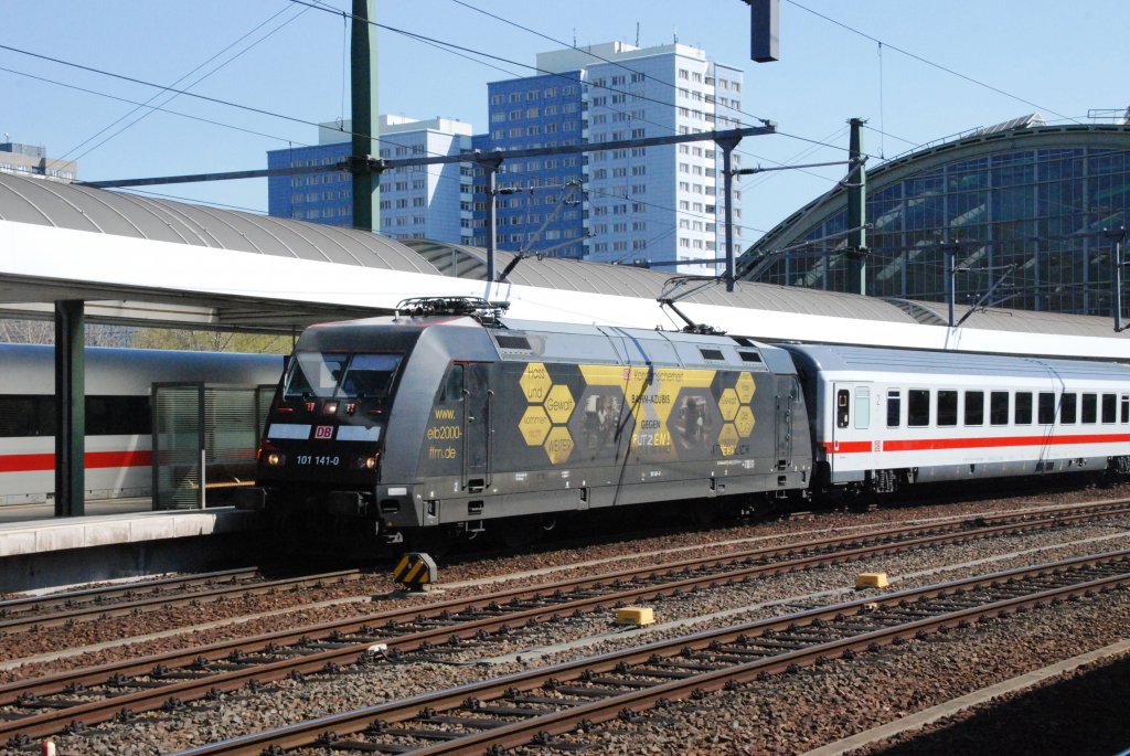 BERLIN, 17.04.2010, 101 141-0 mit einem IC in Berlin Ostbahnhof