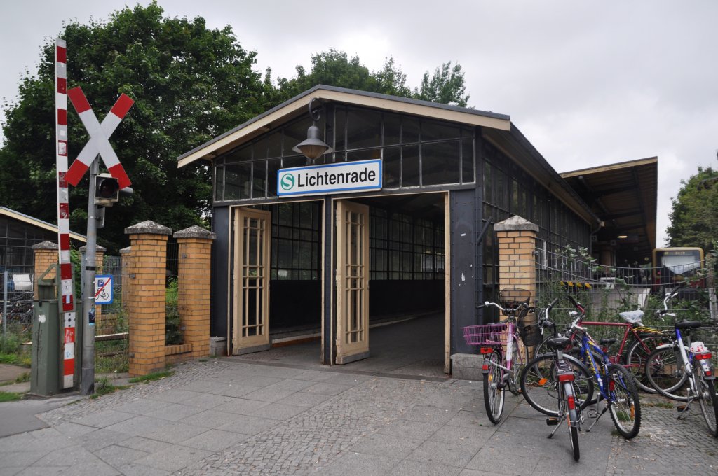 BERLIN, 17.08.2010, Eingang zum S-Bahnhof Lichtenrade (S-Bahnlinie S2)