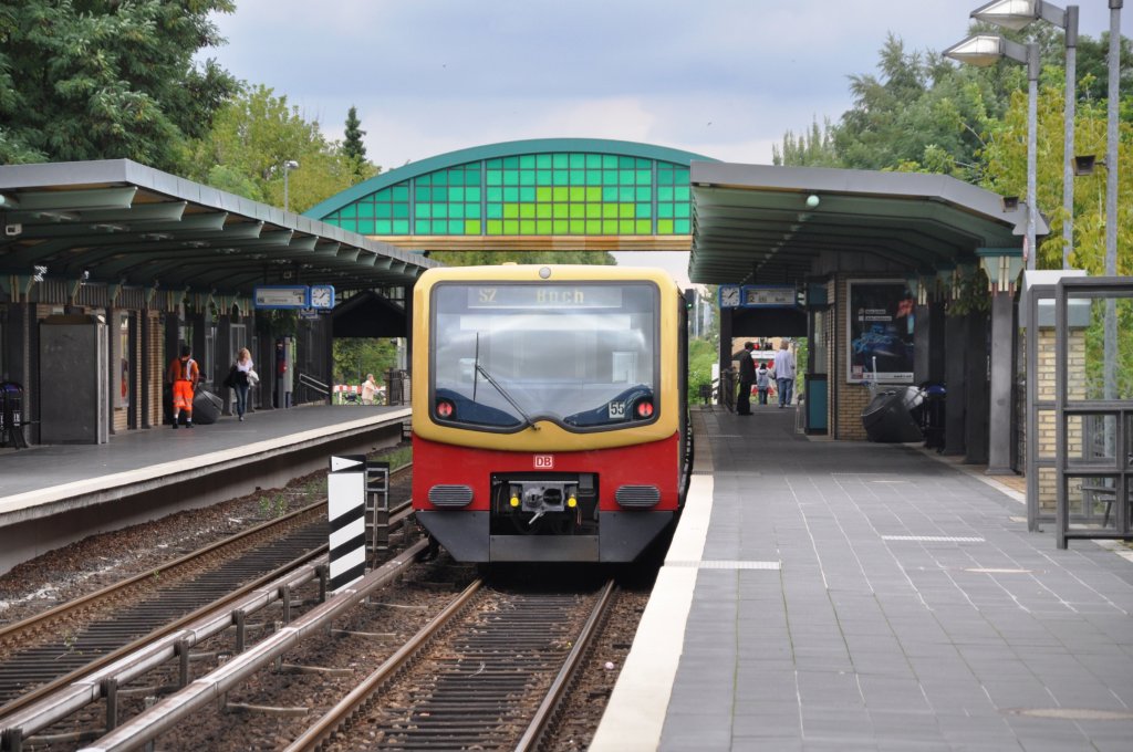 BERLIN, 17.08.2010, S2 nach Buch im S-Bahnhof Buckower Chaussee