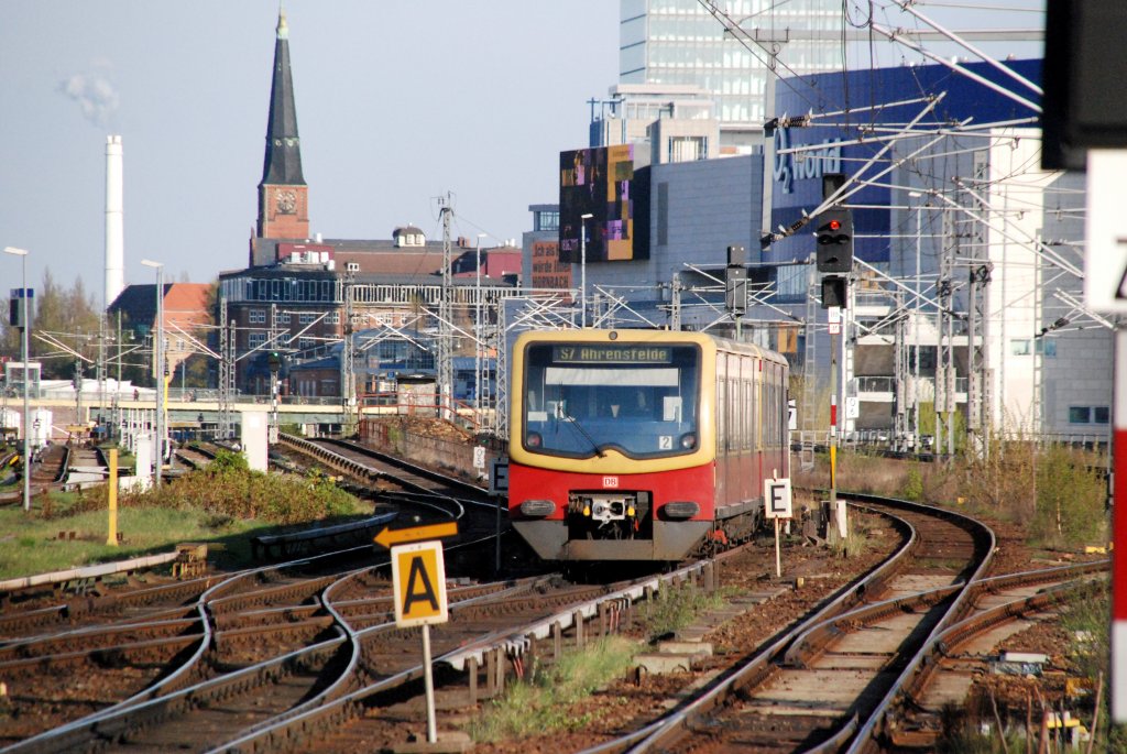 BERLIN, 18.04.2010, S7 nach Ahrensfelde bei der Einfahrt in den Ostbahnhof