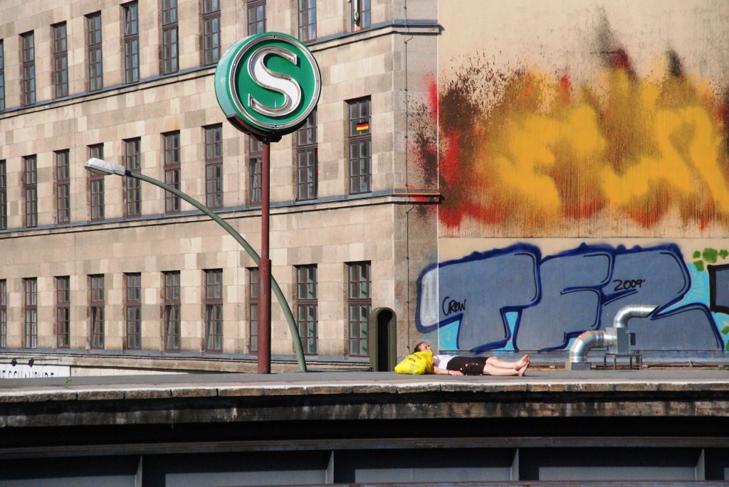 BERLIN, 18.06.2010, Entspannung pur auf dem Bahnsteig des S-Bahnhofs Greifswalder Straße