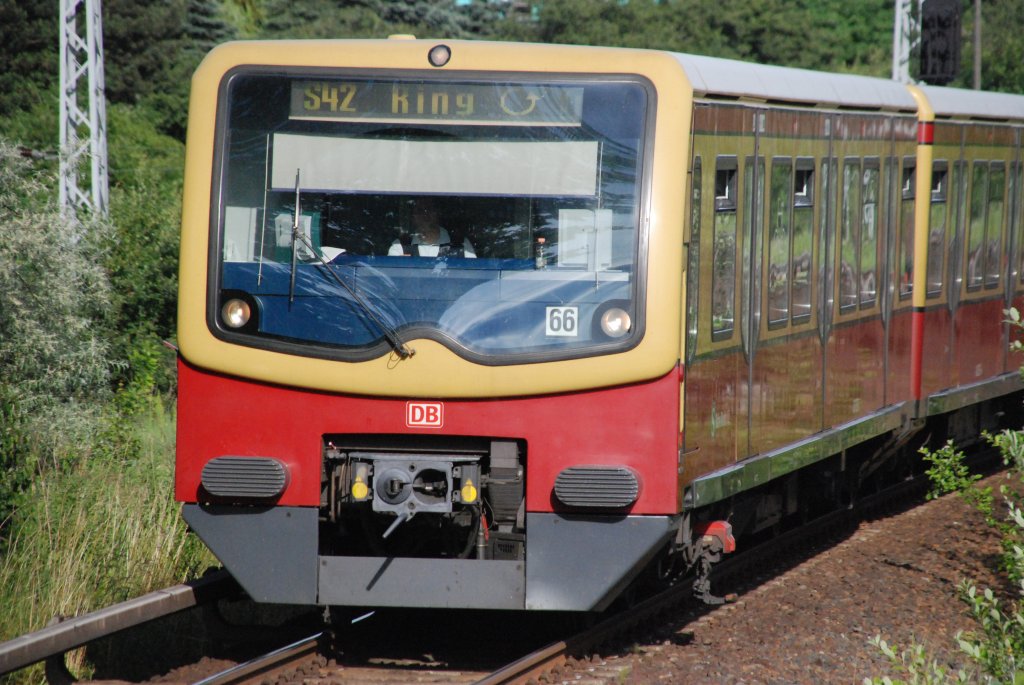 BERLIN, 18.06.2010, Ringbahn S42 in Richtung Gesundbrunnen bei der Einfahrt in den S-Bahnhof Storkower Straße 

