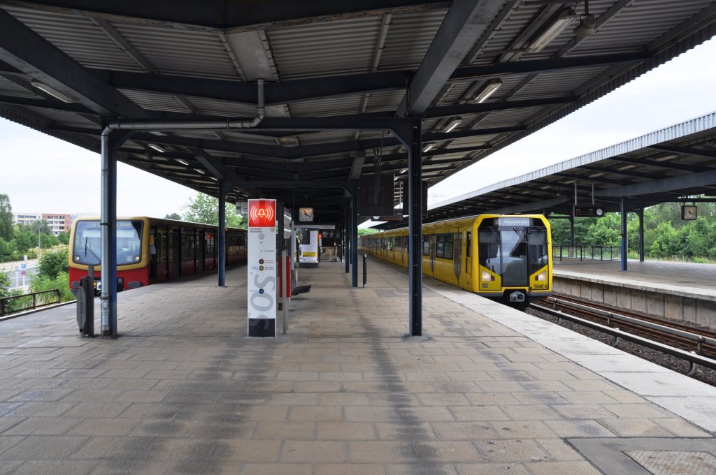 BERLIN, 18.07.2010, S5 nach Warschauer Straße (links) und U5 nach Alexanderplatz (rechts) im S+U-Bahnhof Wuhletal