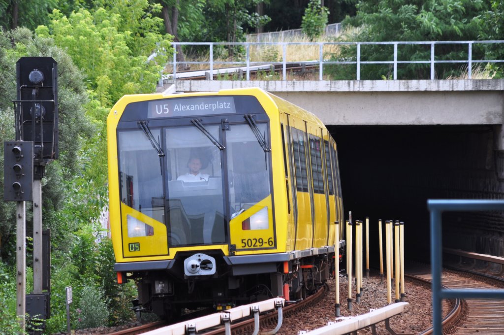 BERLIN, 18.07.2010, U5 nach Alexanderplatz bei der Einfahrt in den S+U-Bahnhof Wuhletal


