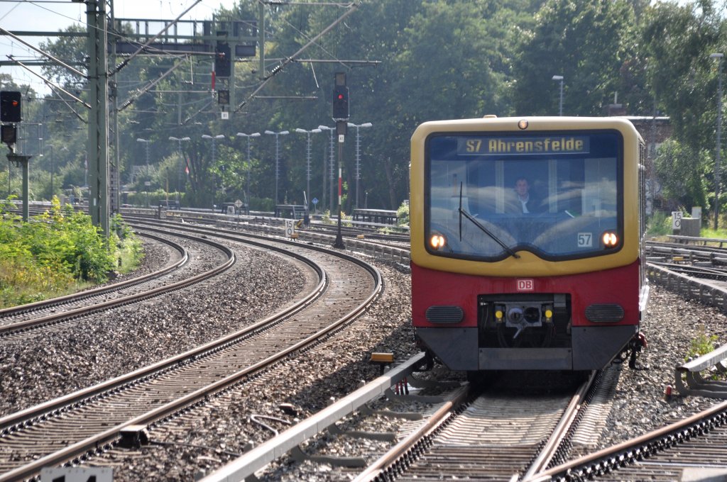 BERLIN, 18.08.2010, S7 nach Ahrensfelde bei der Einfahrt in den S-Bahnhof Grunewald