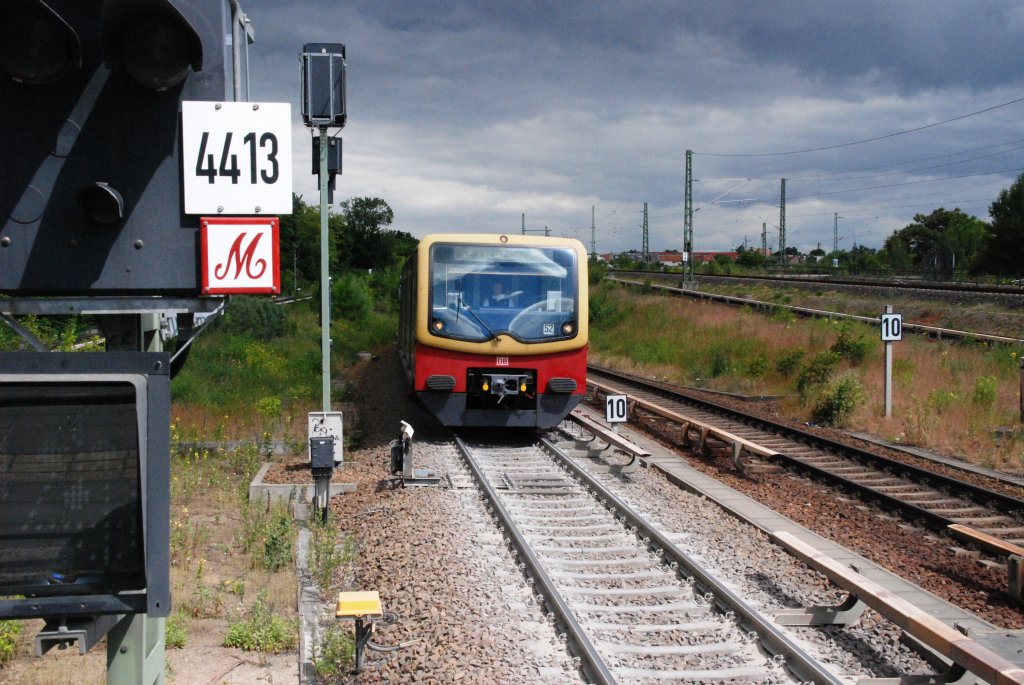 BERLIN, 20.06.2010, S-Bahnlinie S2 nach Lichtenrade bei der Einfahrt in den S-Bahnhof Bornholmer Straße