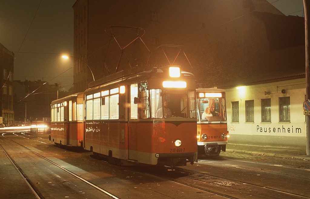 Berlin 
217 068 mit 267 015 und 219 187 pausieren in der Schleife am Hackeschen Markt, 31.10.1992.