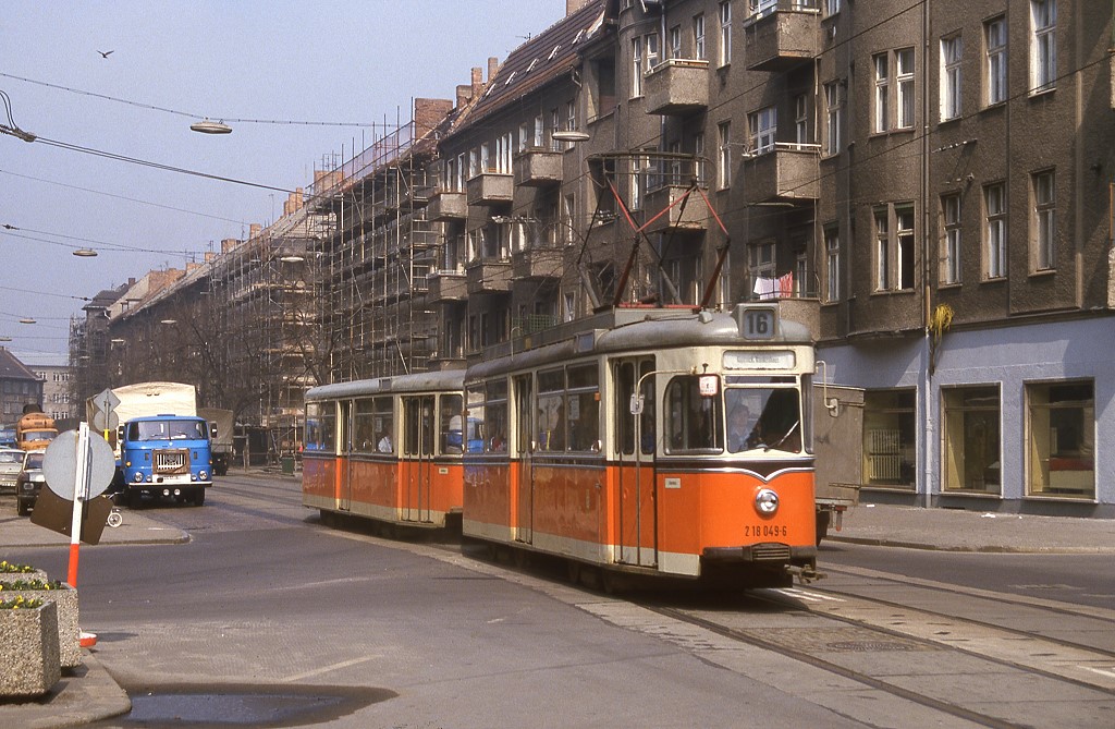 Berlin 218 049 in der Wilhelminenhofstrae, 13.04.1987.