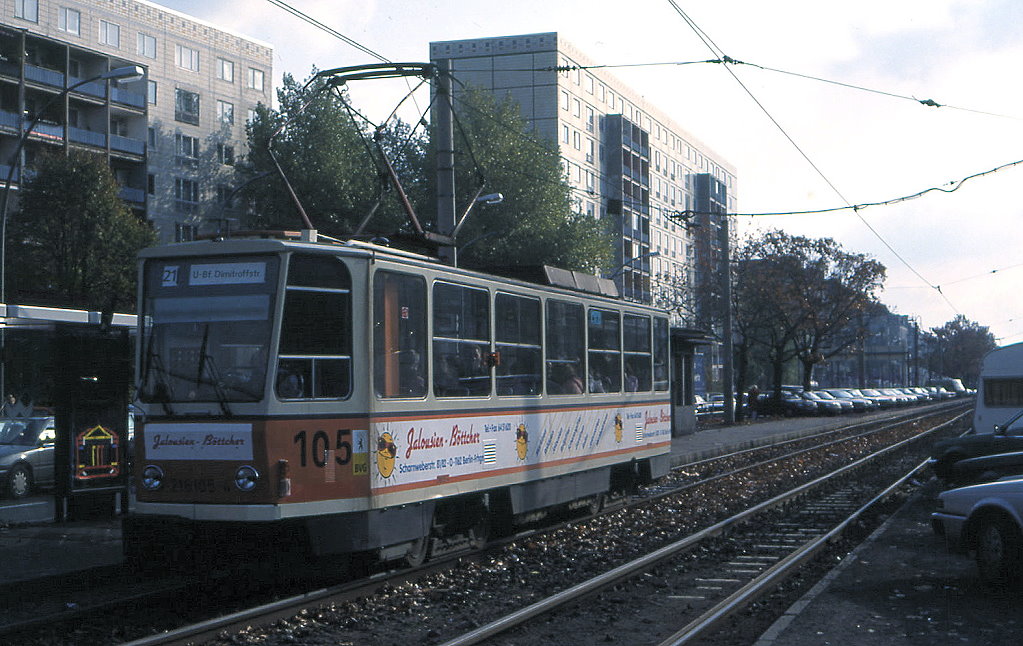 Berlin 218 105 auf Solopfaden: Aufnahme vom 31.10.1992 in der Dimitroffstra�e / Petersburger Stra�e.