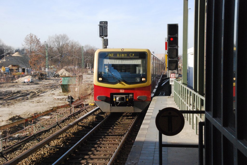 BERLIN, 22.03.2010, S42 in Richtung Westkreuz bei der Einfahrt in den S-Bahnhof Westend