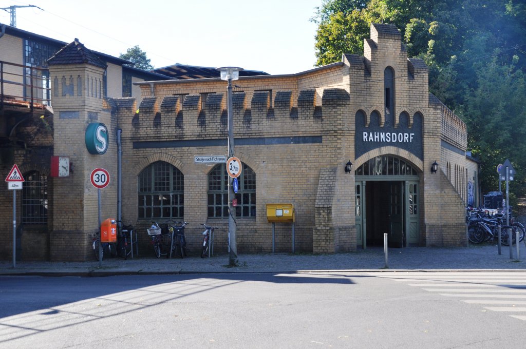 BERLIN, 22.09.2010, Eingangsgebäude des S-Bahnhofs Rahnsdorf an der Frankfurter Bahn (S-Bahnlinie S3)