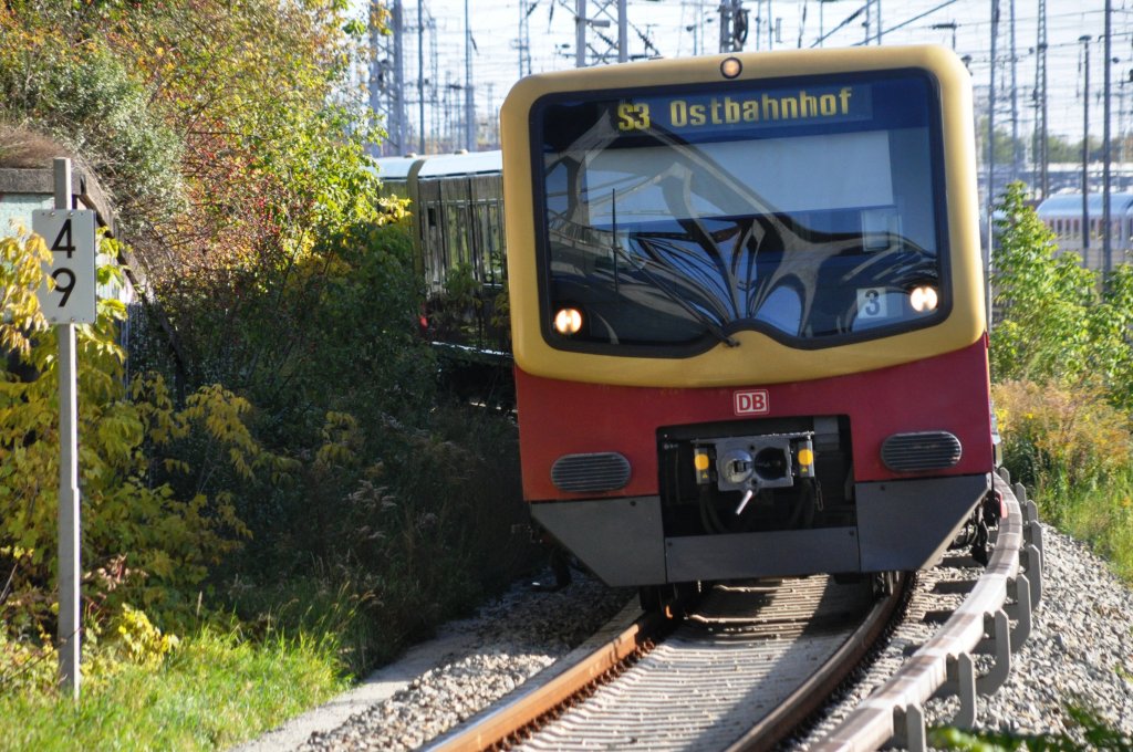 BERLIN, 23.10.2010, S3 nach Ostbahnhof bei der Einfahrt in den S-Bahnhof Betriebsbahnhof Rummelsburg 

