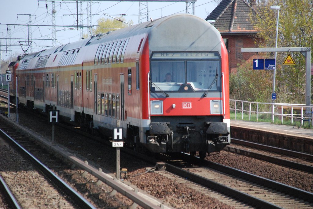 BERLIN, 24.04.2010, RE7 nach Belzig bei der Ausfahrt aus dem Bahnhof Karlshorst