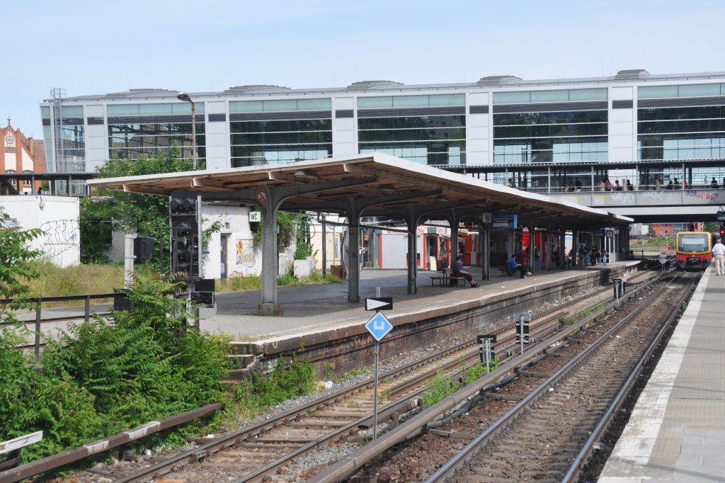 BERLIN, 26.05.2012, S-Bahnhof Ostkreuz: Blick von Bahnsteig E auf Bahnsteig D und den neu errichteten Ringbahnsteig mit Halle