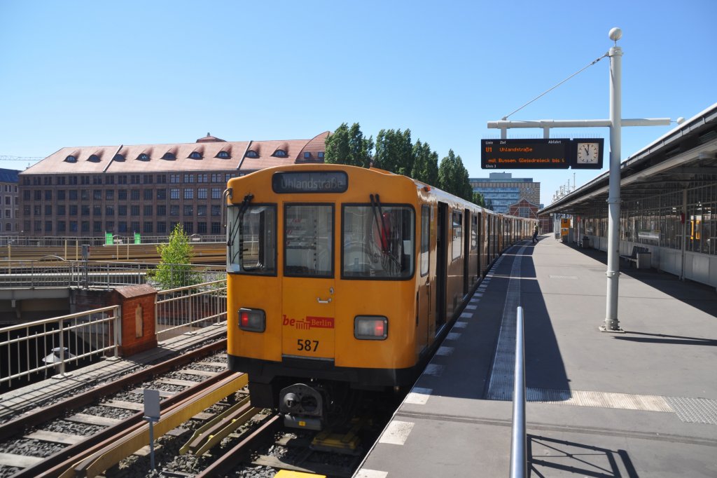 BERLIN, 26.05.2012, Wagen 587 im U-Bahnhof Warschauer Straße als U1 nach Uhlandstraße, heute von Gleis 3; de facto fuhr dieser Zug nur bis Möckernbrücke, zwischen Möckernbrücke und Gleisdreieck verkehrte ein Schienen-Ersatzverkehr