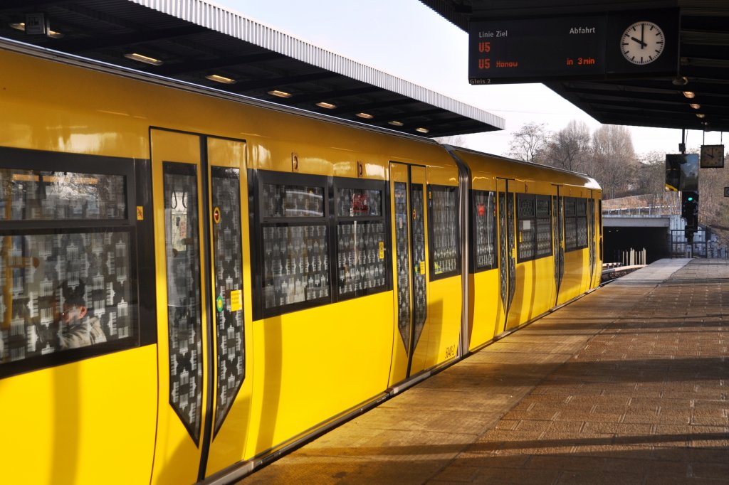 BERLIN, 26.11.2011, U5 nach Hönow im S+U-Bahnhof Wuhletal; das Umsteigen zur S-Bahnlinie S5 erfolgt am selben Bahnsteig