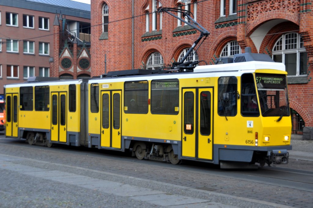 BERLIN, 26.11.2011, Wagen 6156 als Tramlinie 67 nach Köpenick Krankenhaus vor dem Rathaus Köpenick