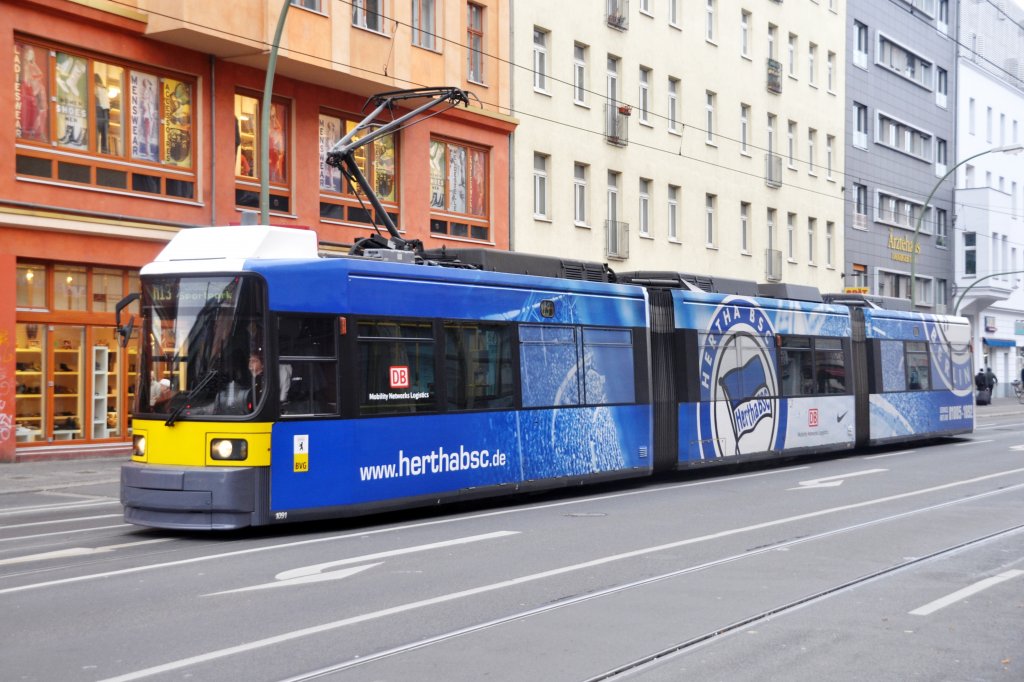 BERLIN, 27.11.2011, Wagen 1091 als MetroTram 13 nach Friedrich-Ludwig-Jahn-Sportpark vor der Einfahrt in die Haltestelle U-Bahnhof Eberswalder Straße; hierbei handelt es sich um einen Umleitungskurs aufgrund von Bauarbeiten auf der Stammstrecke