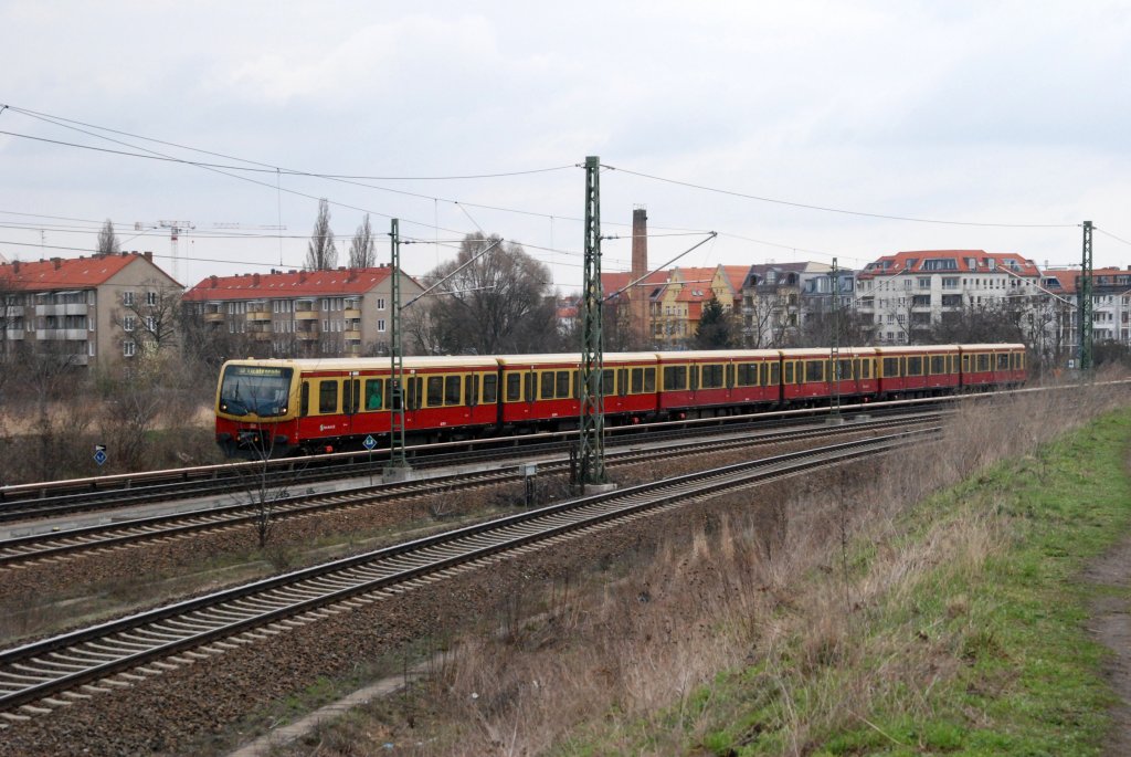 BERLIN, 28.03.2010, S2 nach Lichtenrade zwischen den S-Bahnhöfen Pankow und Bornholmer Straße