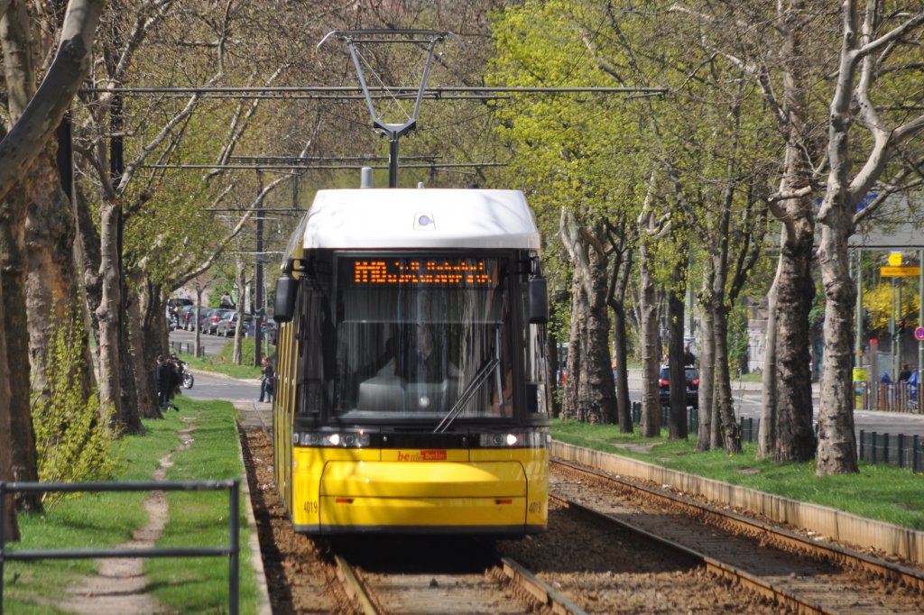 BERLIN, 28.04.2013, Wagen 4019 als MetromTramlinie M10 nach S+U-Bahnhof Warschauer Straße bei der Einfahrt in die Haltestelle Arnswalder Platz