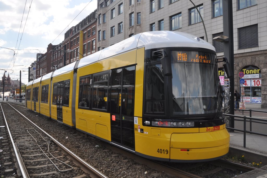 BERLIN, 28.04.2013, Wagen 4019 als MetromTramlinie M10 an der Endhaltestelle S+U-Bahnhof Warschauer Straße