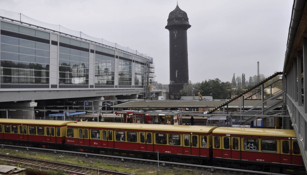 Berlin, Bf Ostkreuz, 24.10.11; der Wasserturm am Ostkreuz ( Pickelhaube ) mit der neuen Ringbahnhalle, Bstg. F