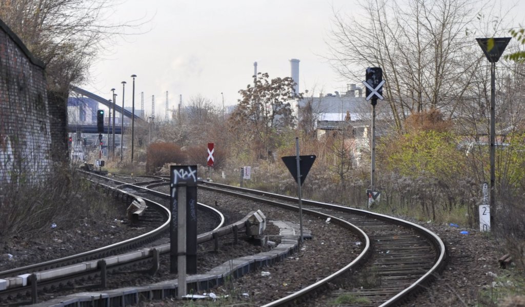 Berlin, Bf Ostkreuz, 25.11.10;  Signal So 1, Permissivendtafel, am Zufhrungsgleis von der Ostbahn nach Warschauer Strae.
Aufnahme war mglich, weil der Ausgang Sonntagstr. wegen der Bauarbeiten zeitweilig verlegt wurde
