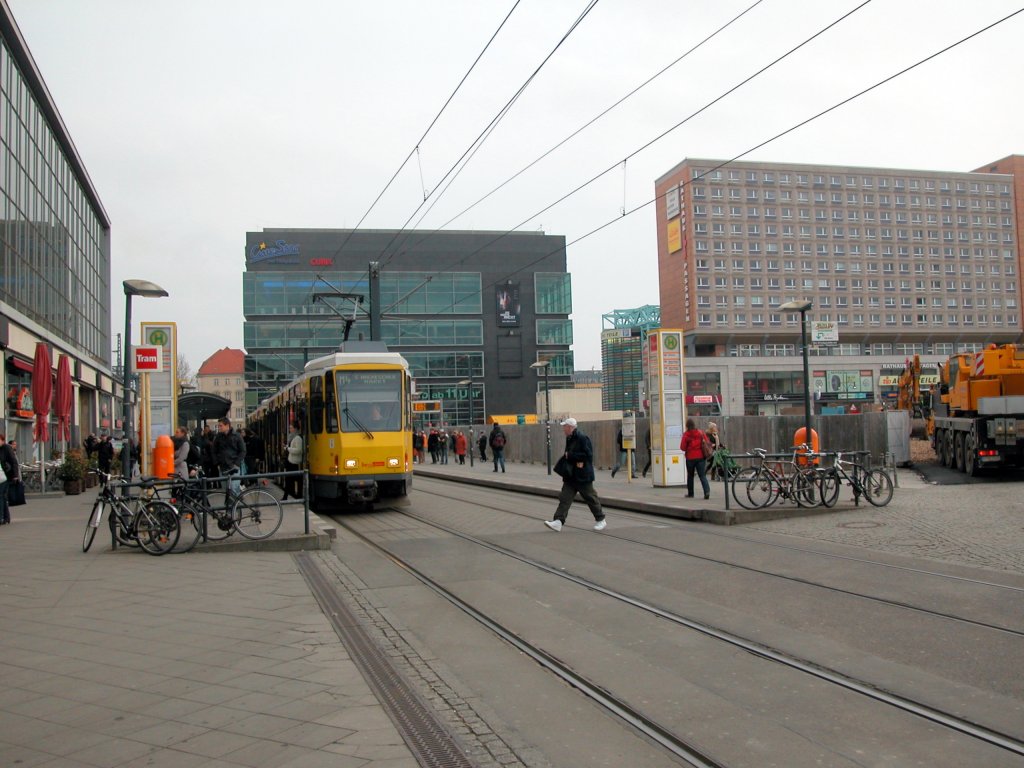 Berlin BVG: Haltestelle S + U Alexanderplatz / Gontardstraße am 27. Februar 2012. - Ein Zug der Linie M4 in Richtung Hackescher Markt (KT4D 6024) hält an der Haltestelle.
