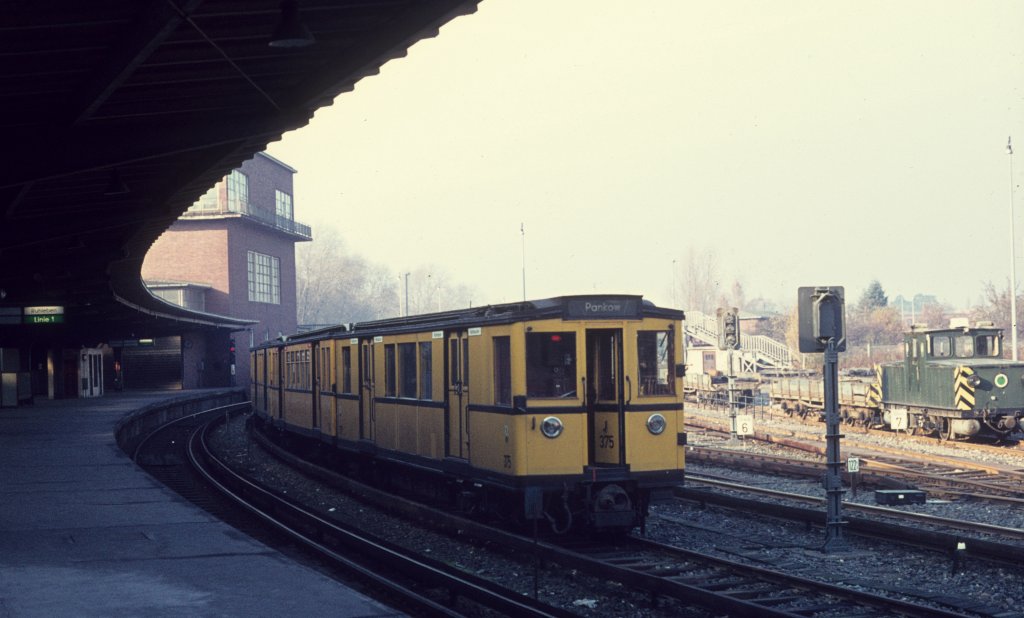 Berlin BVG: Historische U-Bahngarnitur am U-Bf Olympia-Stadion am 4. November 1973. - Scan eines Diapositivs. Kamera: Minolta SRT-101.