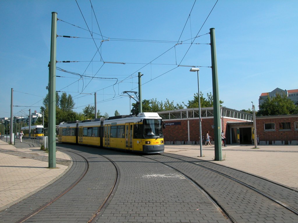 Berlin BVG SL M10 (GT6-98ZR 2011) Nordbahnhof am 25. Juli 2012.
