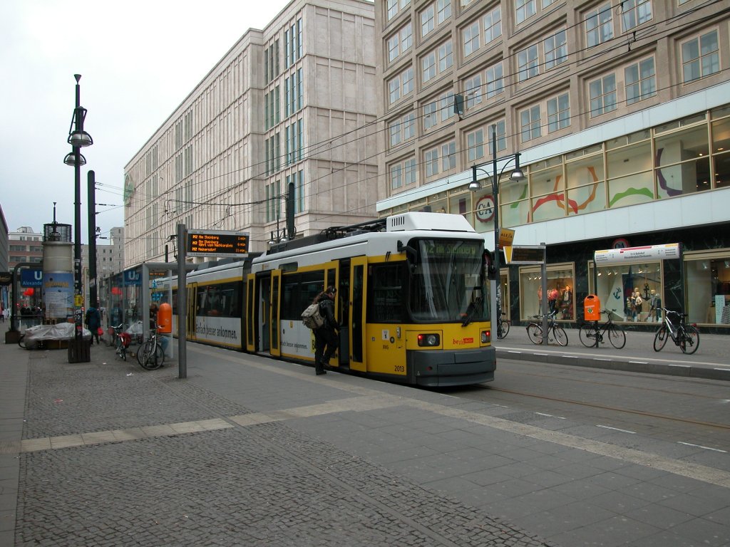 Berlin BVG SL M2 (GT6-98ZR 2013) Mitte, S- und U-Bf Alexanderplatz / Dircksenstraße am 27. Februar 2012.