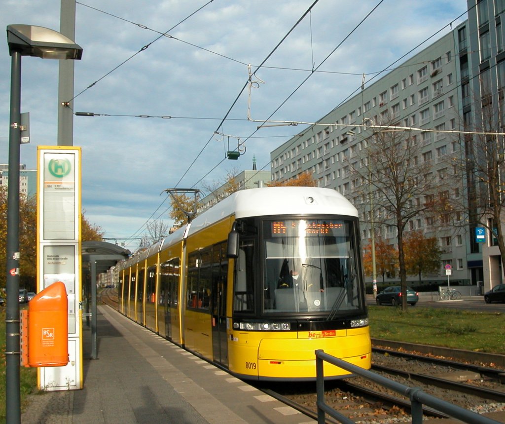 Berlin BVG SL M4 (GT8 8019) Otto-Braun-Strasse / Mollstrasse am 26. Oktober 2012.