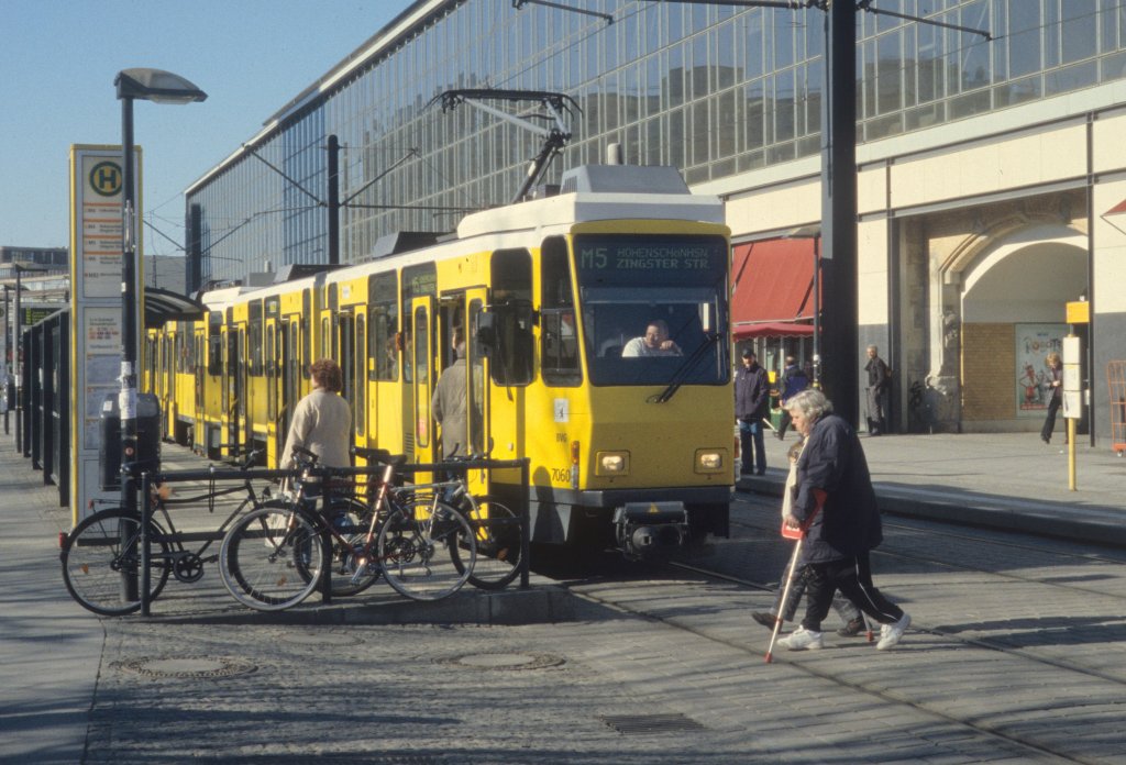 Berlin BVG SL M5 (KT4Dt 7060) S+U Alexanderplatz / Gontardstrasse / Rathausstrasse im M�rz 2005.