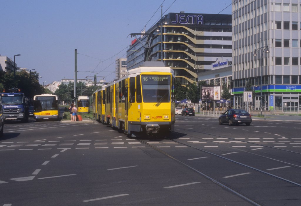 Berlin BVG SL M6 (KT4D 6083) Karl-Liebknecht-Strasse / Memhardstrasse / Alexanderstrasse am 25. Juli 2012.